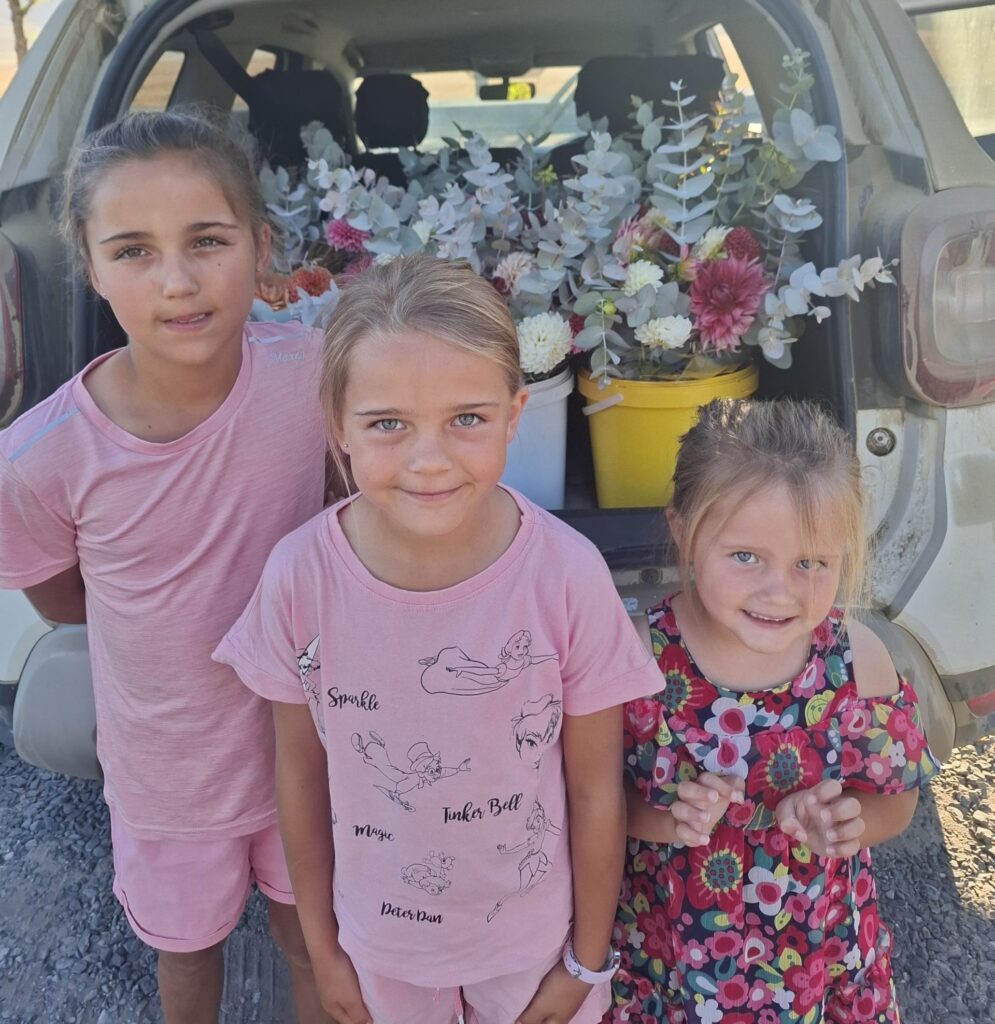 About Blomme Meisie kids sitting in car with Dahlias